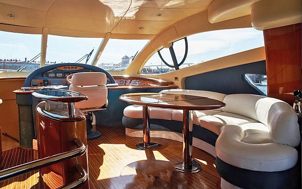 Аренда моторной яхты Azimut 55 в Москве - салон